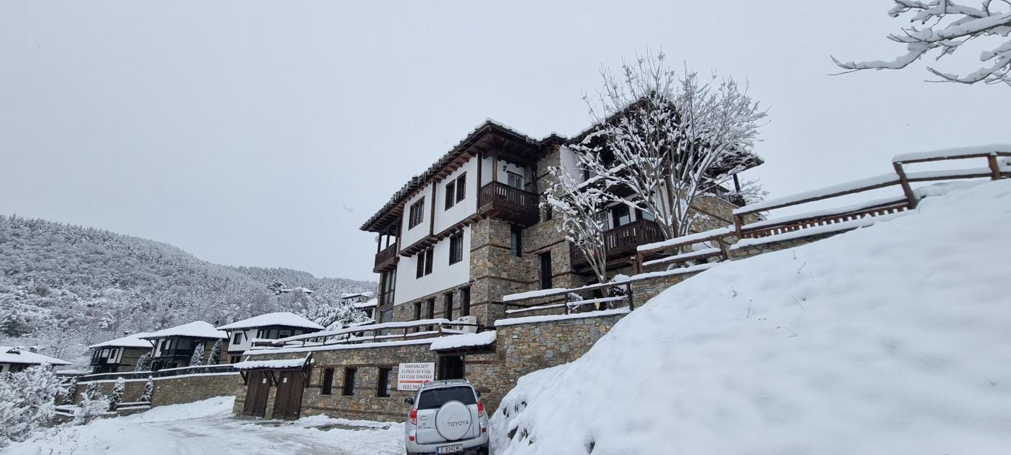 Панорама Хаус Лещен И Еко Къщи Дървена И Землянка ภายนอก รูปภาพ