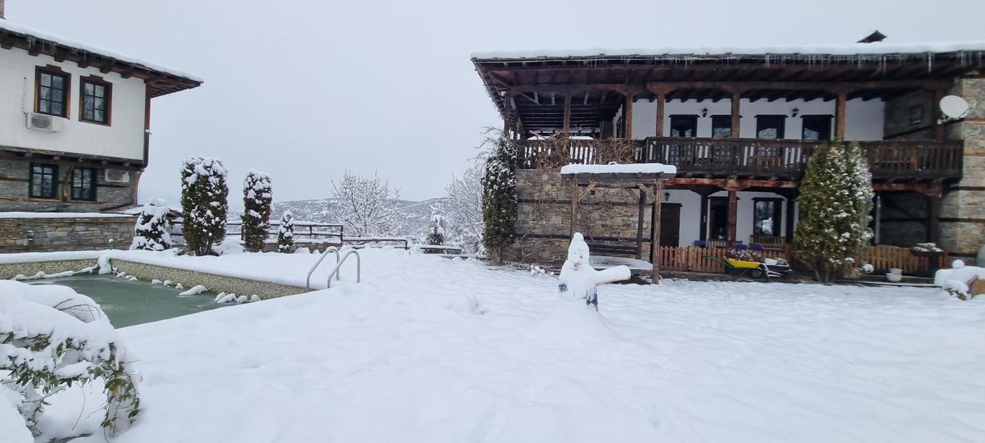 Панорама Хаус Лещен И Еко Къщи Дървена И Землянка ภายนอก รูปภาพ