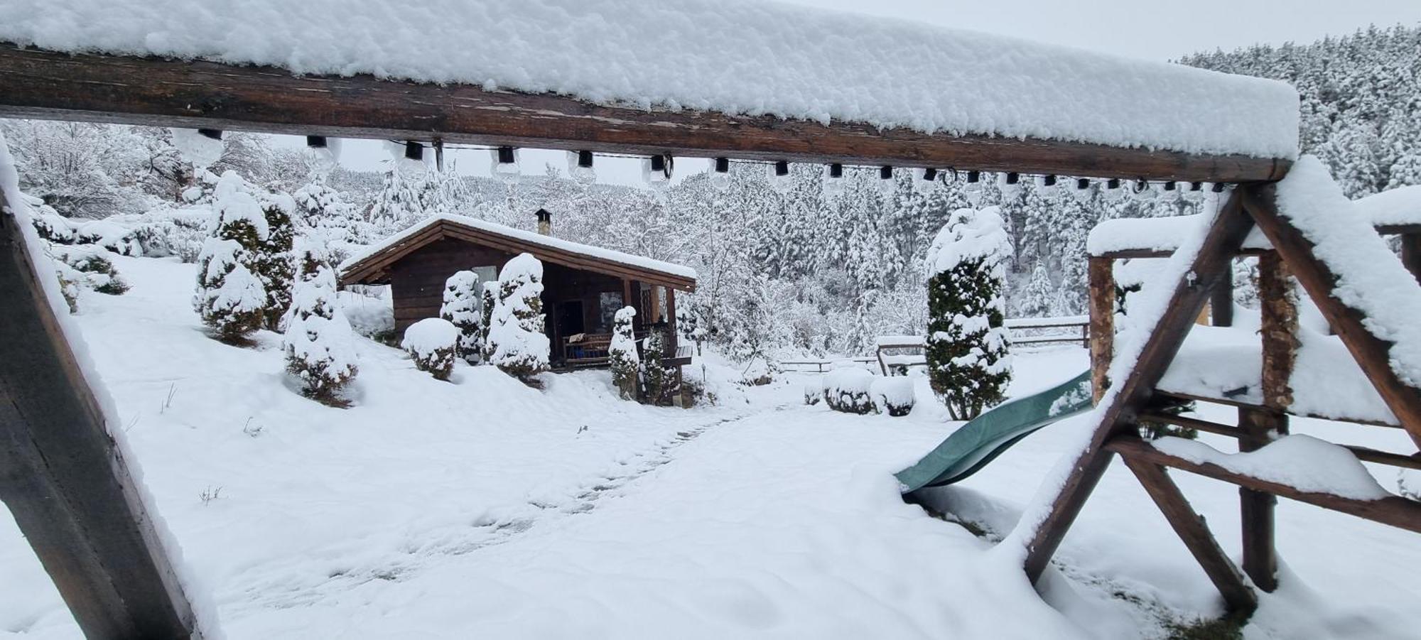 Панорама Хаус Лещен И Еко Къщи Дървена И Землянка ภายนอก รูปภาพ