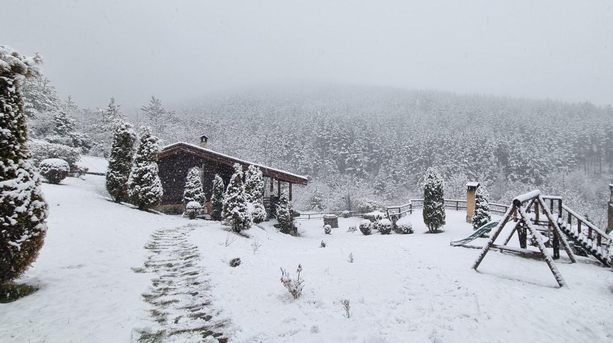 Панорама Хаус Лещен И Еко Къщи Дървена И Землянка ภายนอก รูปภาพ