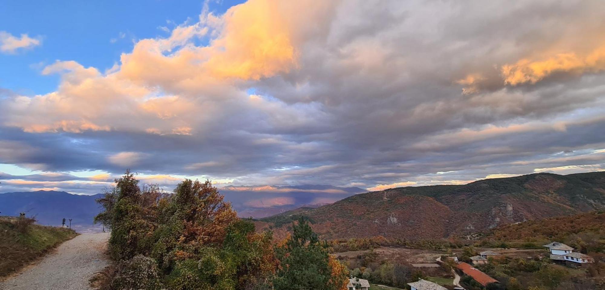 Панорама Хаус Лещен И Еко Къщи Дървена И Землянка ภายนอก รูปภาพ